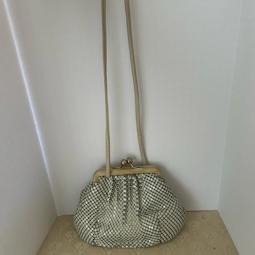 Vintage Whiting & Davis ivory metal crossbody bag. Kiss lock, leather trim. Nice - Picture 7 of 16